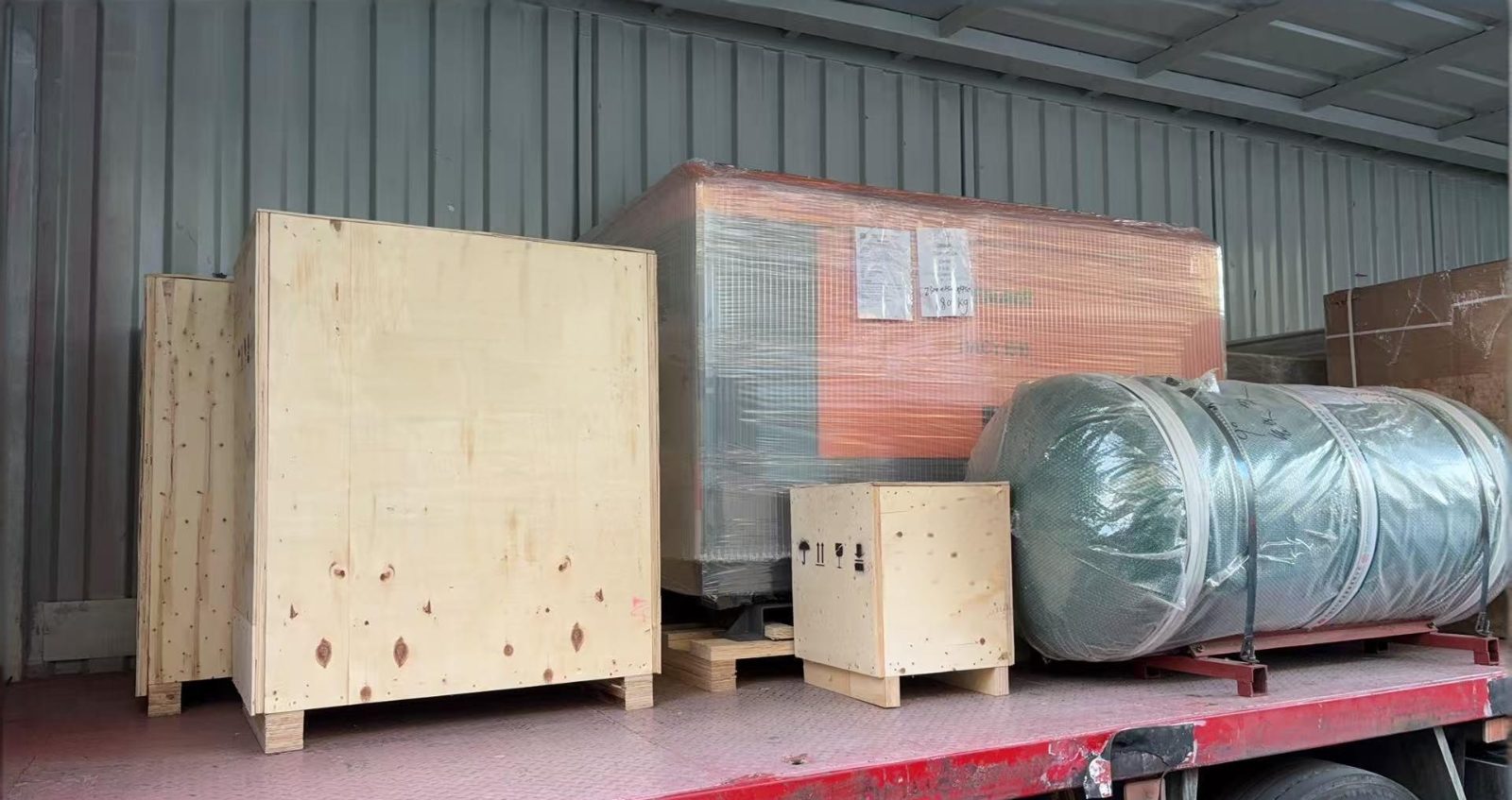 Compressed air supply for a metallurgical production workshop